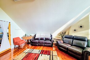 Explore Caves & Coast! Family-friendly Oregon Stay