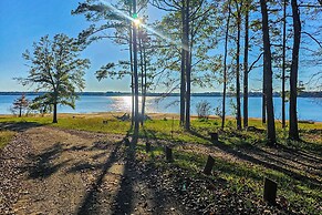 2BR Dog-friendly Home Near Lake w/ Fire Pit