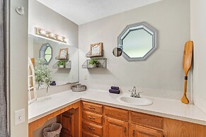 2BR Dog-friendly Home Near Lake w/ Fire Pit