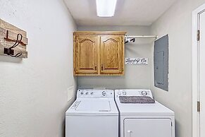 2BR Dog-friendly Home Near Lake w/ Fire Pit