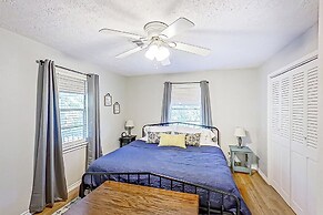 2BR Dog-friendly Home Near Lake w/ Fire Pit