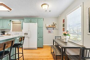 2BR Dog-friendly Home Near Lake w/ Fire Pit