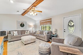 2BR Dog-friendly Home Near Lake w/ Fire Pit