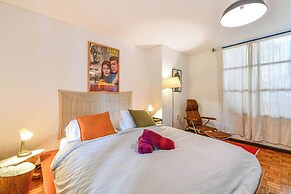 w Bright Colonial 5BR House With Balcony