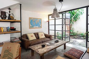 w Bright Colonial 5BR House With Balcony