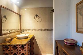 w Bright Colonial 5BR House With Balcony