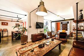 w Bright Colonial 5BR House With Balcony