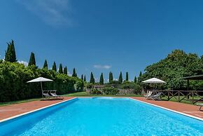 Apartment in Laterina With Pool