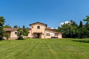 Apartment in Laterina With Garden