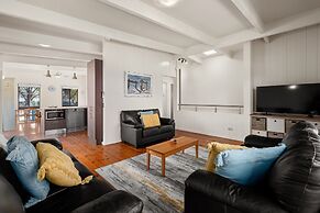 Spacious 4-bed Home 5-min From the Beach