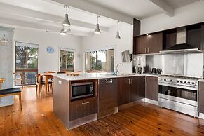 Spacious 4-bed Home 5-min From the Beach