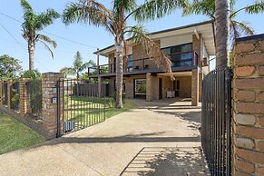 Spacious 4-bed Home 5-min From the Beach