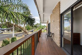 Spacious 4-bed Home 5-min From the Beach
