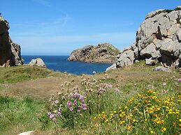 Granite Stone House - Guimaec