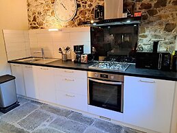 Granite Stone House - Guimaec