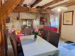 Granite Stone House - Guimaec