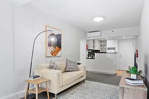Chic 1-bed Apartment Steps From Shopping Street