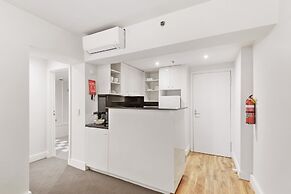 Chic 1-bed Apartment Steps From Shopping Street