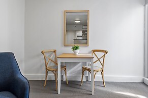 Chic 1-bed Apartment Steps From Shopping Street