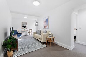 Chic 1-bed Apartment Steps From Shopping Street