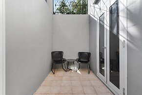 Chic 1-bed Apartment Steps From Shopping Street