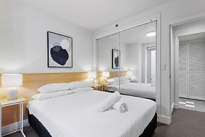 Chic 1-bed Apartment Steps From Shopping Street