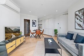 Elegant 2-bed Apartment With Expansive City Views