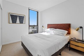 Elegant 2-bed Apartment With Expansive City Views