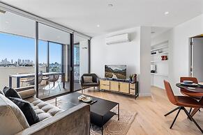 Elegant 2-bed Apartment With Expansive City Views