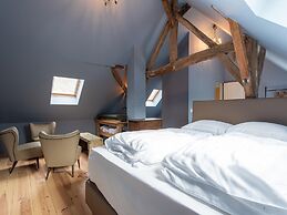 Spacious Holiday Home With Sunny Terrace