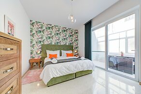 Colourful Spacious Maisonette with Yard