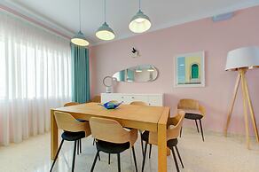 Colourful Spacious Maisonette with Yard