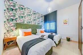 Colourful Spacious Maisonette with Yard