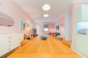 Colourful Spacious Maisonette with Yard