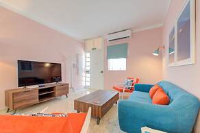 Colourful Spacious Maisonette with Yard