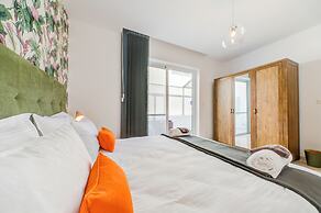 Colourful Spacious Maisonette with Yard