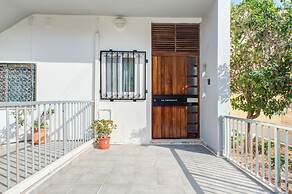 Colourful Spacious Maisonette with Yard