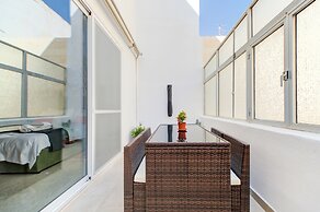 Colourful Spacious Maisonette with Yard