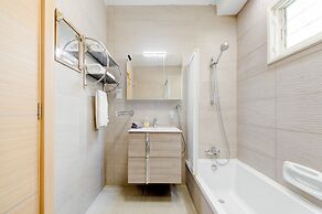 Colourful Spacious Maisonette with Yard
