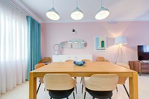 Colourful Spacious Maisonette with Yard