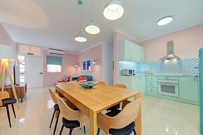 Colourful Spacious Maisonette with Yard