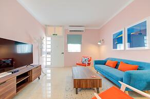 Colourful Spacious Maisonette with Yard