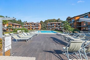 Blu Oltrelago Pool & Lake