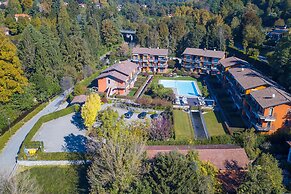Blu Oltrelago Pool & Lake