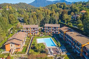 Blu Oltrelago Pool & Lake