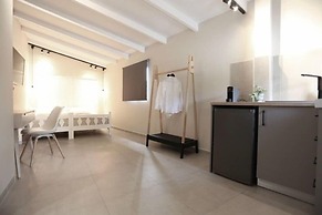 Manthos Beachfront Apartments