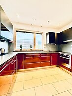 Cozy 7BR Villa Near Blumengarten