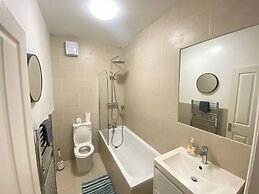 Bright & Lush 2 Bed Apartment