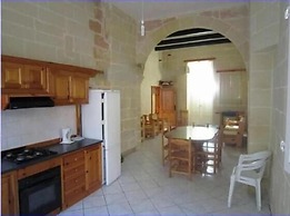 Cauchi corner house with roof top pool