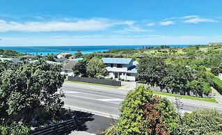 Ocean & Mountain Views 3-bedroom Home